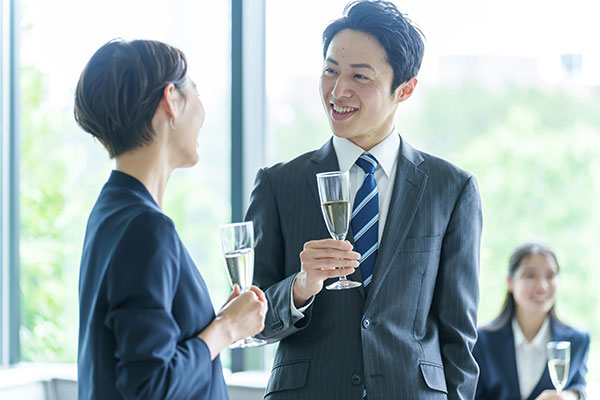 同窓会のおすすめ時期はいつ？開催までに幹事がやることやよくある質問も！